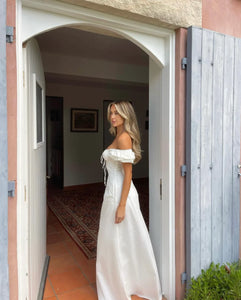 Introducing the Felizia Maxi Dress, your go-to for spring vacations and garden parties. Made from stretch white cotton, it offers a lightweight and comfortable fit. The gathered cups provide gentle support for a flattering bust, while the drawstring ties allow for a personalized fit. Complete with pockets for added convenience, Felizia is the perfect combination of femininity and practicality.