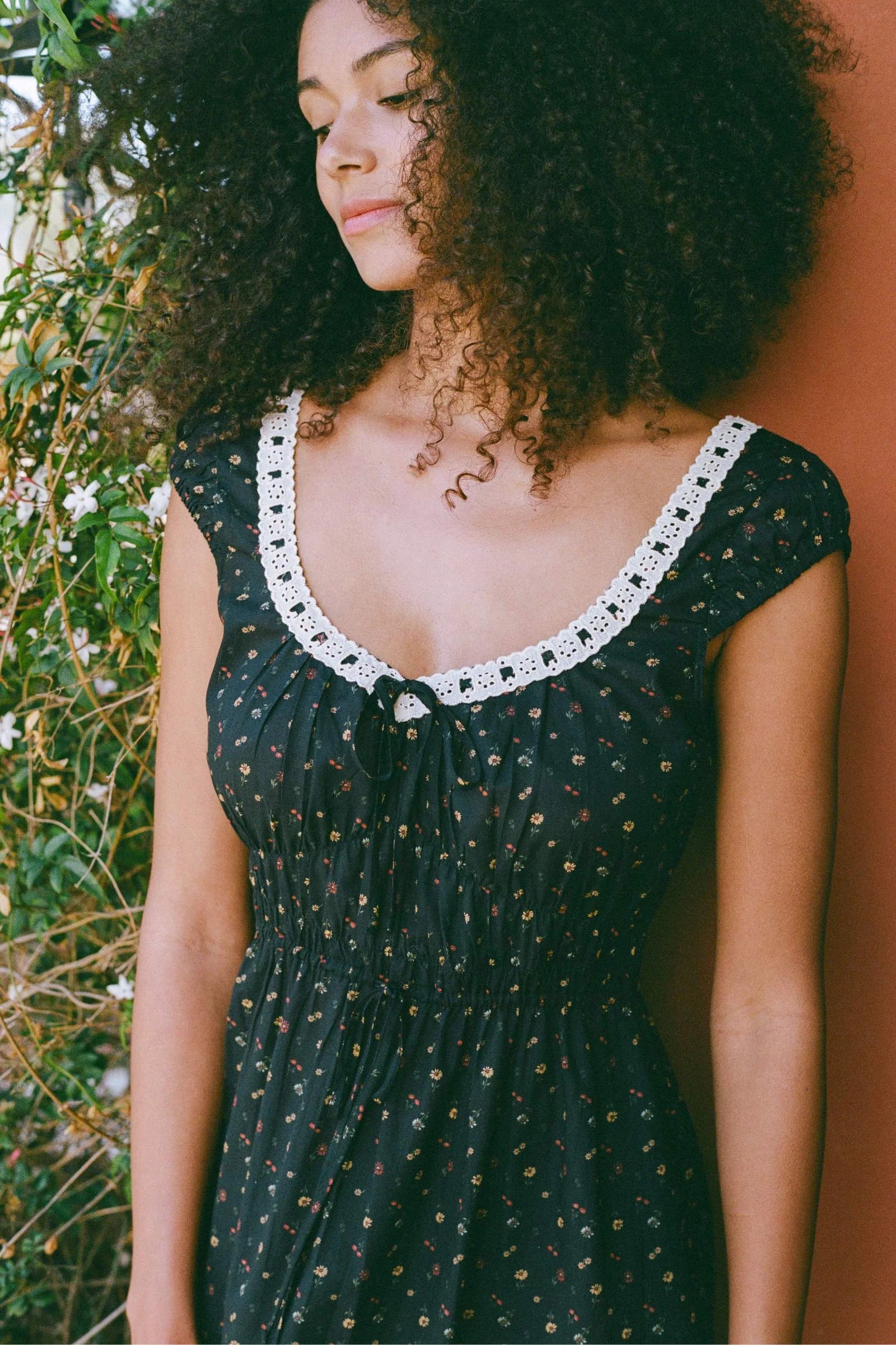 The Kelly Dress features a sophisticated deep scooped neckline trimmed with delicate lace, enhancing its feminine appeal. Crafted from 100% regenerative cotton, its elastic-gathered bodice ensures comfort and flexibility. Practical side seam pockets add functionality, while the exclusive Night Garden floral print completes this season’s standout silhouette with elegance and sustainability.