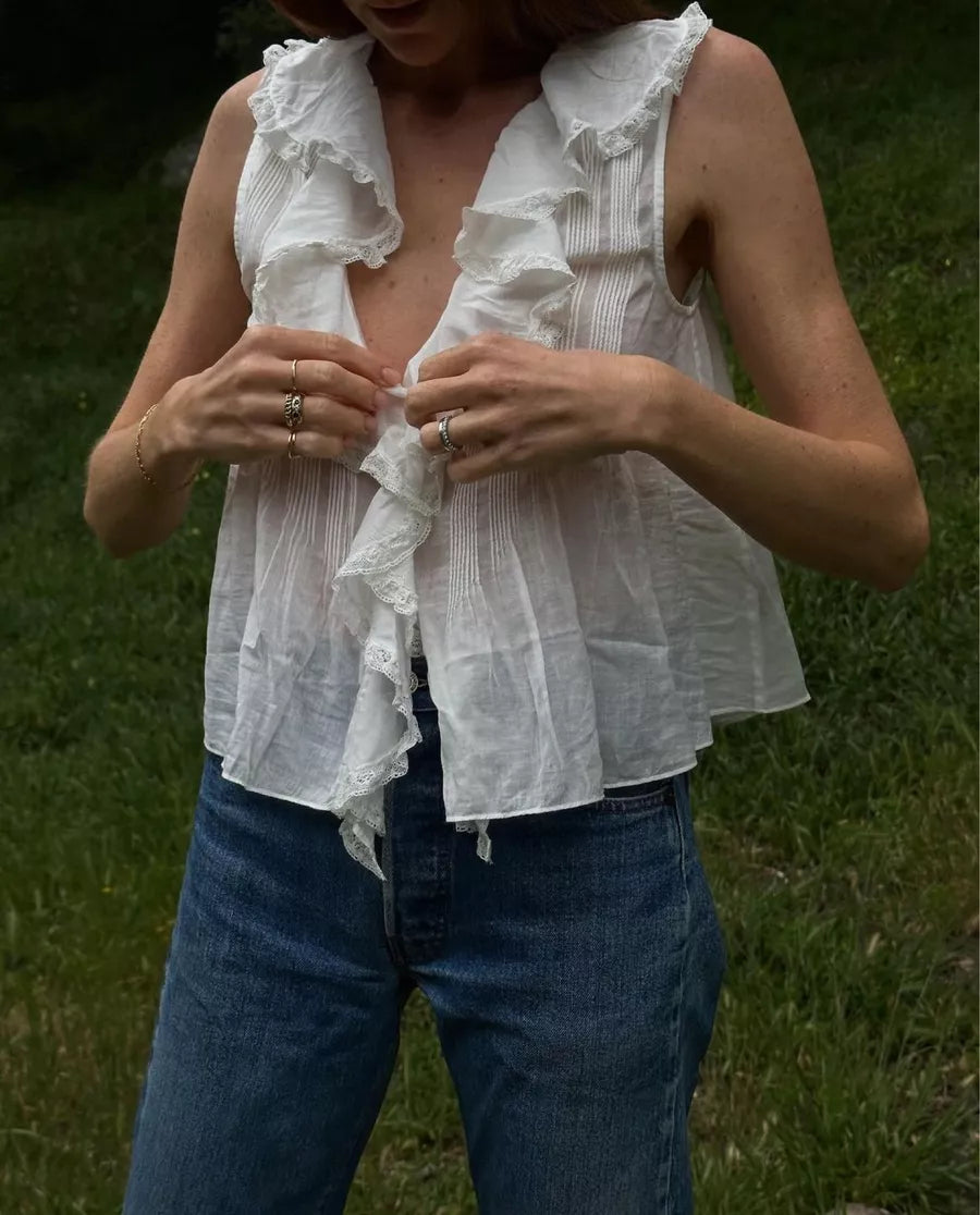 Indulge in the luxurious details of DOEN's Hilda Top. Crafted from organic cotton, this sleeveless top boasts a floaty silhouette and delicate ruffle detail for a feminine touch. Pair with your favorite denim for an effortless summer look. Elevate your wardrobe with Hilda's flattering and easy fit.