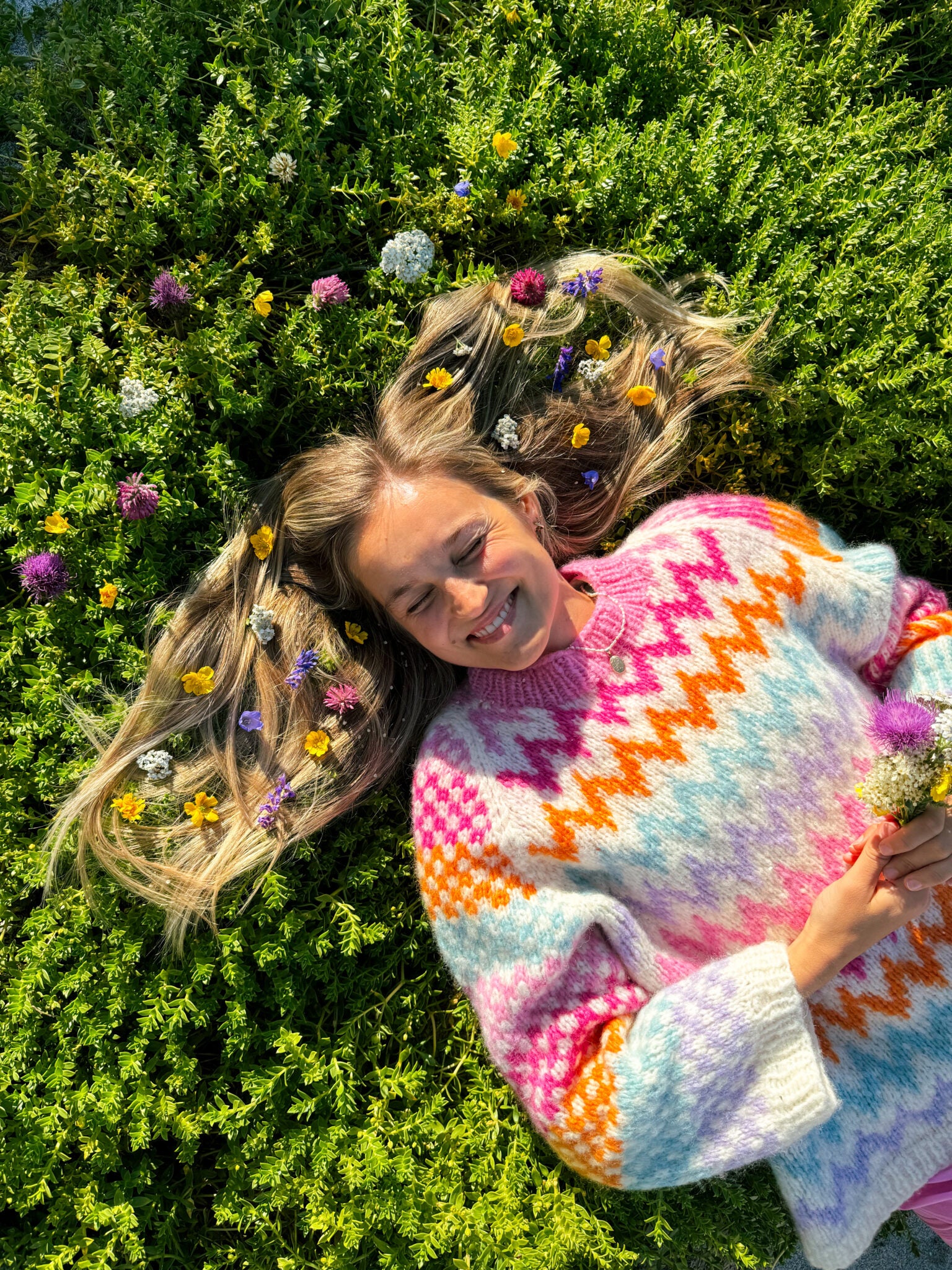 Introducing Pull Anne - the ultimate hand-knitted sweater with single collar and hood. Stay comfortable and cozy in its soft mohair material. The new style and striped design make it a stylish addition to any wardrobe. Perfect for those chilly days!