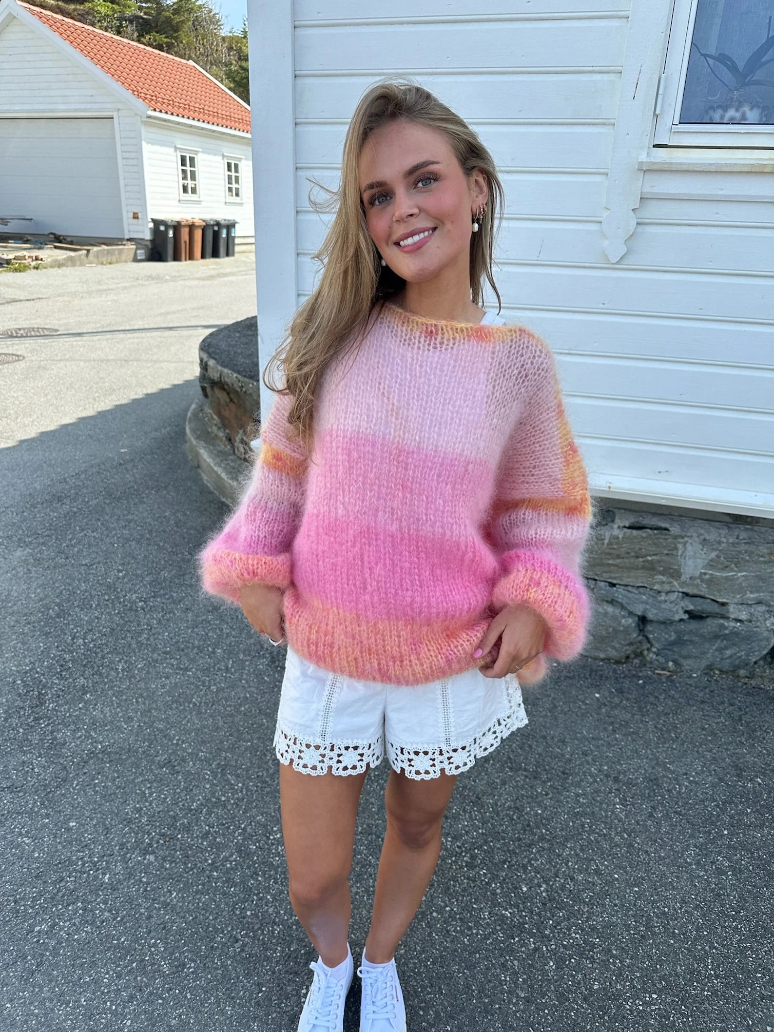 Introducing Pull Katherine - the perfect addition to your autumn and winter wardrobe! This loose, soft, and stylish top features long bubble sleeves and a single collar, making it both comfortable and fashionable. Striped with a touch of pink, it's the ultimate must-have for any fashion-forward woman.