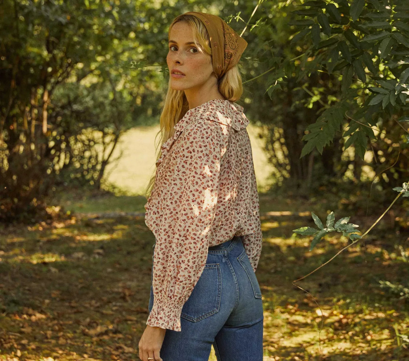 The Hardy Top combines classic sophistication with a touch of vintage flair, featuring full sleeves and a delicate ruffle detail along its mother of pearl button placket. Its pintucked, airy construction highlighted by the vibrant Songbird Paisley print channels 1970s elegance. Designed for versatility, this blouse seamlessly enhances both casual and polished ensembles, offering a refined yet comfortable option suitable for a variety of occasions.