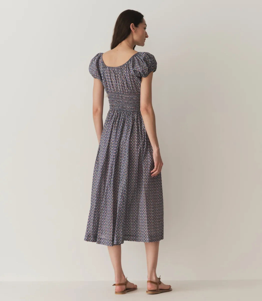 Indulge in effortless elegance with the Doen Quinn Dress in Dahlia Ikat. Its smocked bodice and flowing midi-length skirt flatter the figure, while delicate scoop neck and puff sleeves add a touch of modern charm. Whether for a garden party or a casual day, this dress offers comfort and sophistication with its breathable fabric and intricate detailing.
