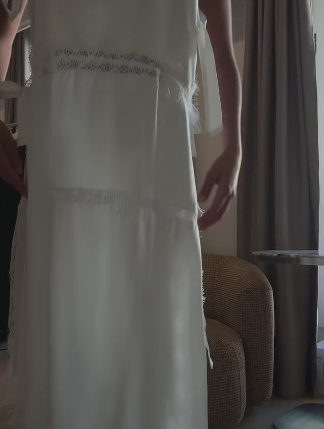 The Sophia dress combines effortless elegance with practical design. Featuring a relaxed fit and adjustable side ties, this piece offers a flattering silhouette that adapts to your shape. The short removable lining provides extra coverage when you need it, while maintaining versatility for layering or wearing alone. Perfect for vintage-inspired styling with contemporary comfort.